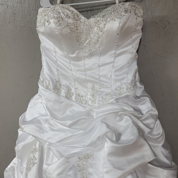 Gorgeous beaded wedding gown dress - Picture 2 of 4